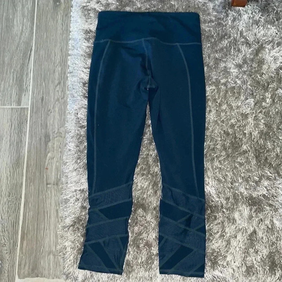 Athleta manta mesh Capri - Picture 4 of 9